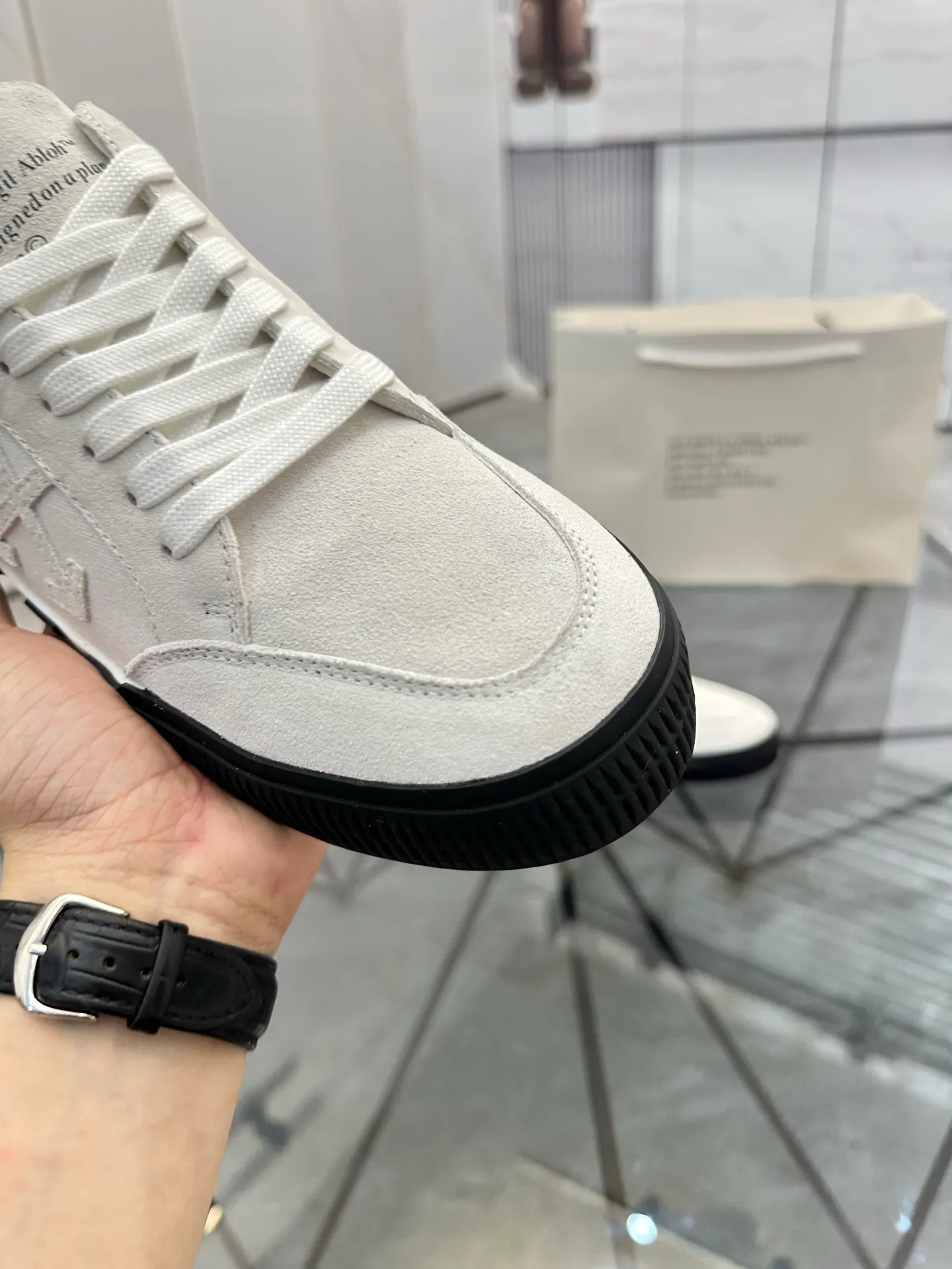Selling men's shoes 💰: 💰P440¥ Product trademark: OFF WHITE * "OFF WHITE*" low-top casual shoes Regular size: 35-45 (can be customized to 46) Couple style Product materials: imported nubuck leather upper spliced ​​with original fabric, breathable lining, original outsole. No.: H203